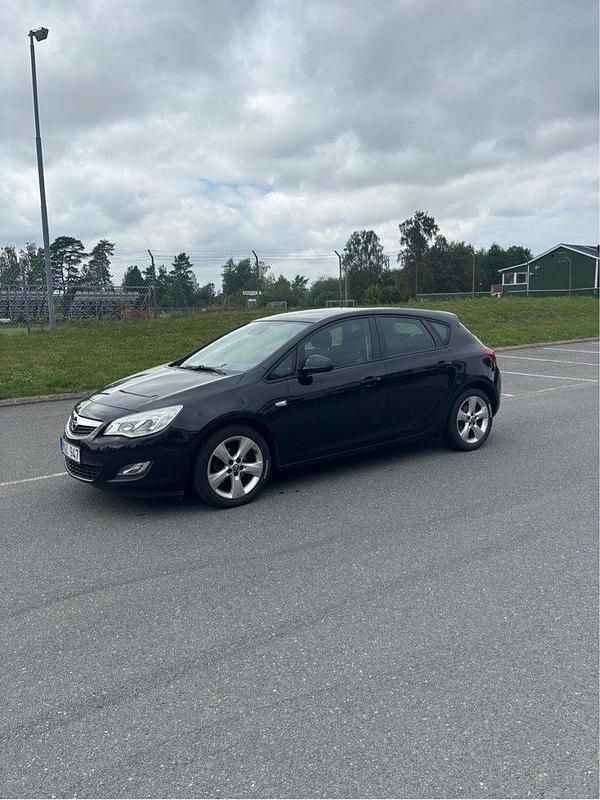 Svart Begagnad 2010 Opel Astra Halvkombi | 44 000 kr (Marknadspris) - Bild 1/4