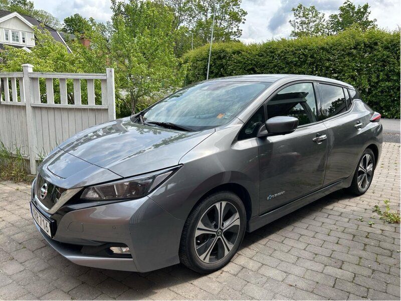 Grå Begagnad 2018 Nissan Leaf N-Connecta Halvkombi | 135 000 kr (Marknadspris) - Bild 1/4