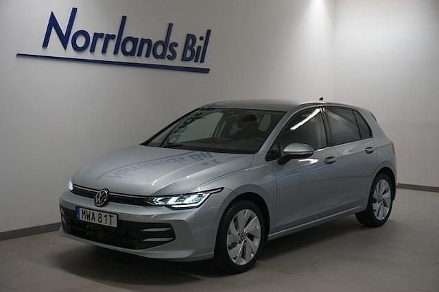 Silver (oyster silver metallic) Ny 2025 VW Golf VIII Life Kombi | 332 200 kr (Marknadspris) - Bild 1/4