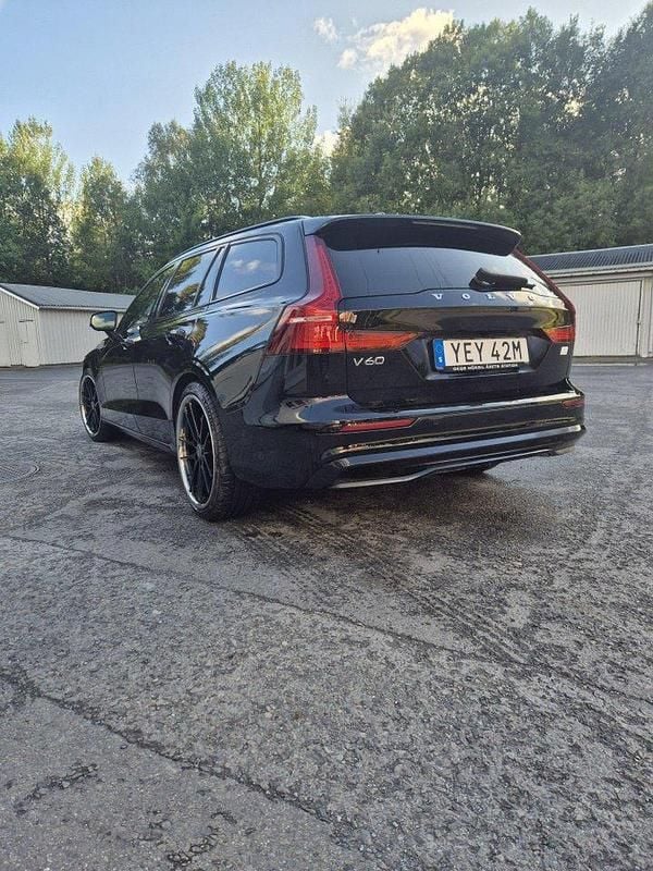 Svart Begagnad 2024 Volvo V60 Plus Kombi | 519 000 kr (Dyr) - Bild 1/4