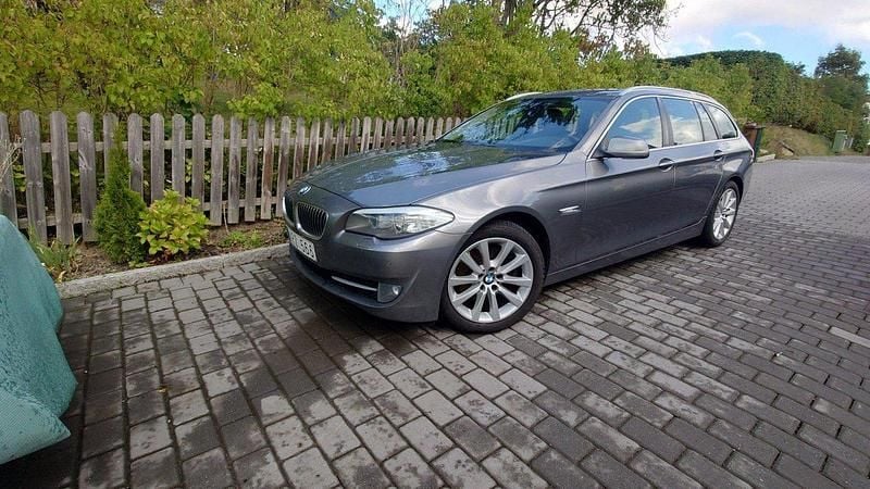 Grå Begagnad 2012 BMW 520 Kombi | 87 000 kr (Marknadspris) - Bild 1/4