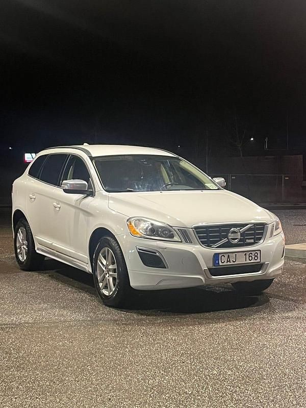 Begagnad 2013 Volvo XC60 R-Design SUV | 144 999 kr - Bild 1/4