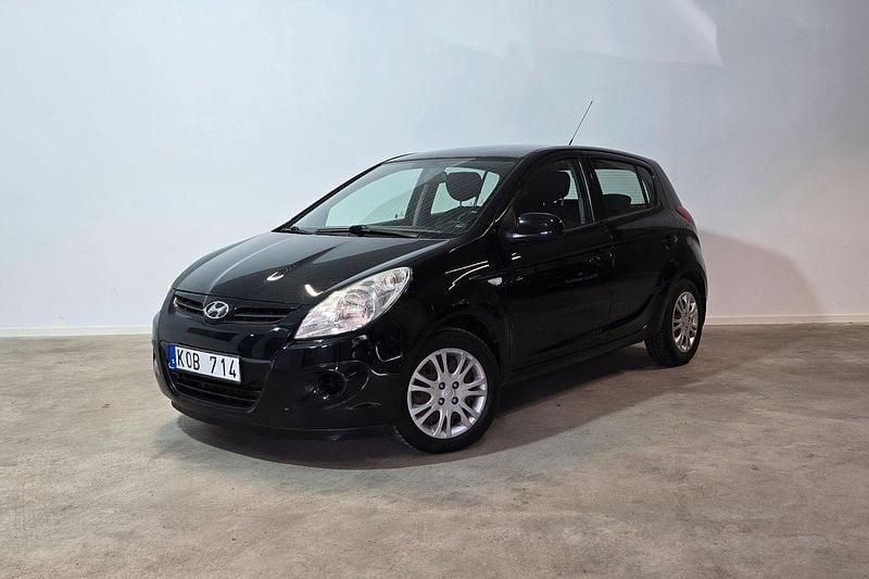Svart Begagnad 2010 Hyundai i20 Halvkombi | 74 700 kr (Lite dyr) - Bild 1/4
