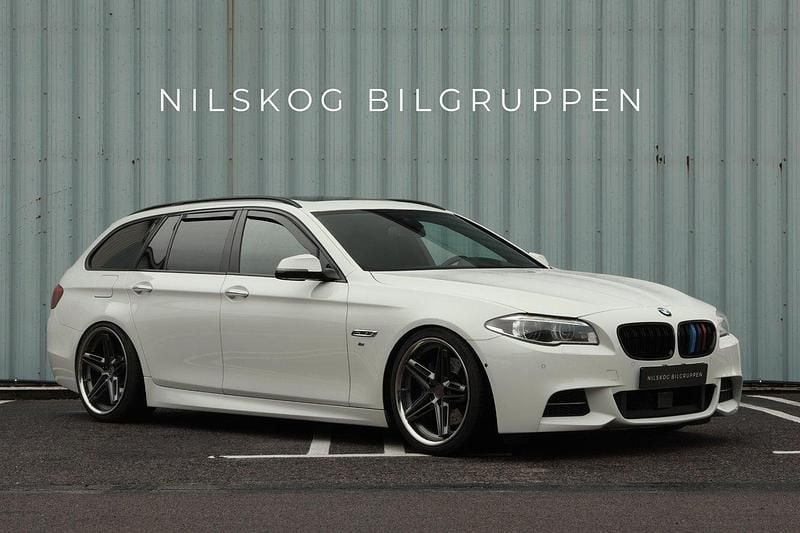 Vit Begagnad 2016 BMW 535 M Sport Kombi | 249 900 kr (Marknadspris) - Bild 1/4
