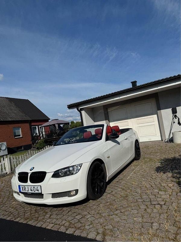 Vit Begagnad 2010 BMW 335 Cabriolet M Sport Cab | 229 000 kr (Marknadspris) - Bild 1/4