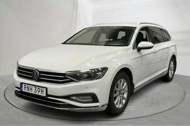 Vit Begagnad 2023 VW Passat | 249 000 kr (Dyr) - Bild 1/4