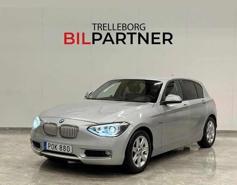 Silver Begagnad 2013 BMW 118 Urban Line Halvkombi | 119 900 kr (Marknadspris) - Bild 1/4