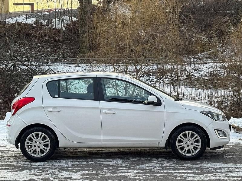 Begagnad Hyundai i20 Premium 75 HK (55 kW) 2014 Vit Halvkombi
