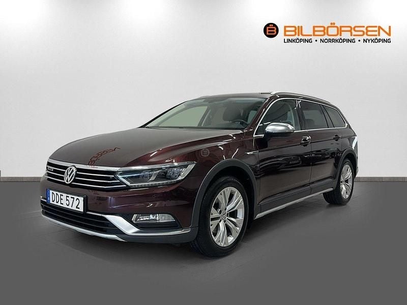 Mörkröd Begagnad 2016 VW Passat Alltrack Kombi | 179 900 kr (Marknadspris) - Bild 1/4