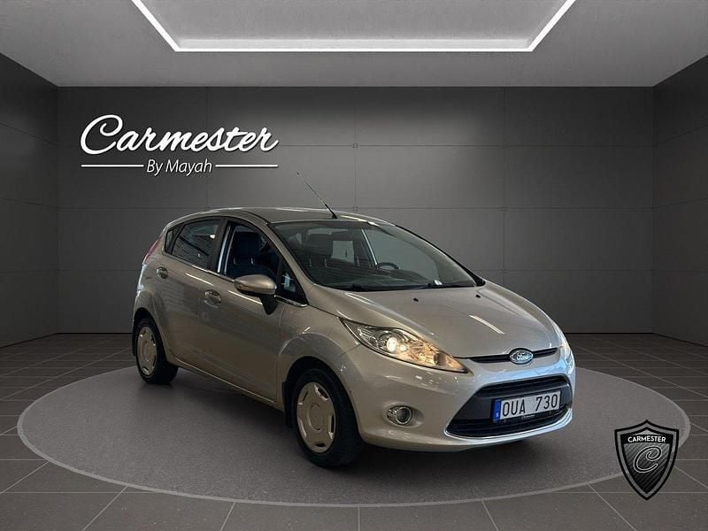 Grå Begagnad 2009 Ford Fiesta Titanium Halvkombi | 39 990 kr (Marknadspris) - Bild 1/4