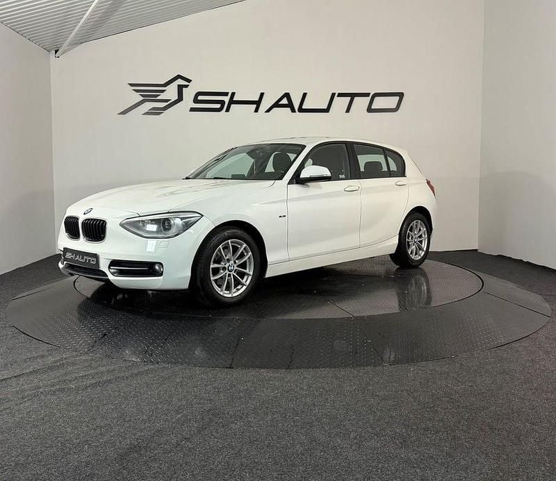 Vit Begagnad 2015 BMW 116 Sport Line Halvkombi | 119 900 kr (Marknadspris) - Bild 1/4