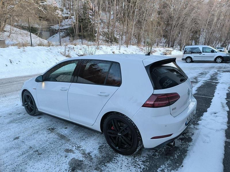 Vit Begagnad 2018 VW Golf VII GTI Halvkombi | 238 000 kr (Marknadspris) - Bild 1/4