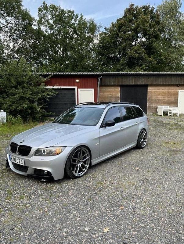 Grå Begagnad 2009 BMW 330 M Sport Kombi | 123 000 kr (Marknadspris) - Bild 1/4