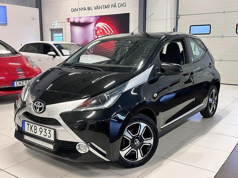 Svart Begagnad 2015 Toyota Aygo X-clusiv Halvkombi | 64 900 kr (Marknadspris) - Bild 1/4