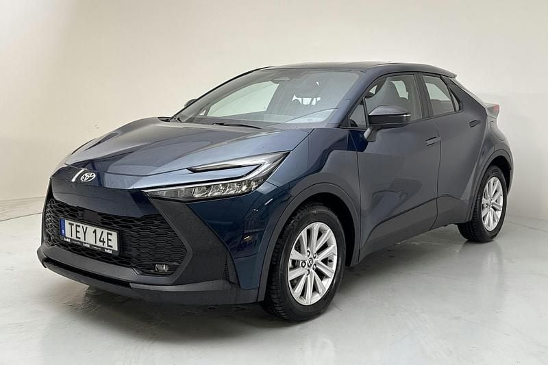Mörkgrön Begagnad 2025 Toyota C-HR+ SUV | 315 000 kr (Marknadspris) - Bild 1/4