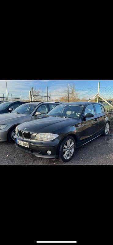Svart Begagnad 2004 BMW 118 Advantage Halvkombi | 39 900 kr (Marknadspris) - Bild 1/1