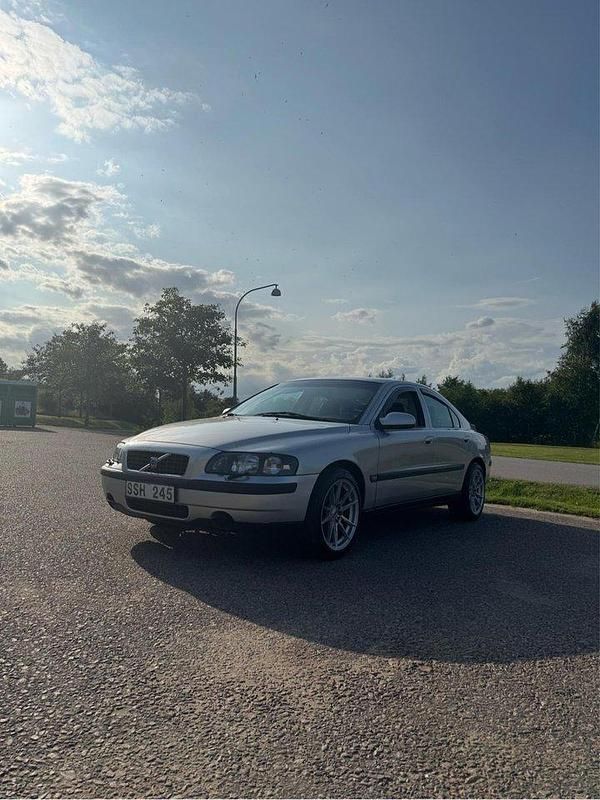 Grå Begagnad 2001 Volvo S60 Sedan | 27 000 kr (Marknadspris) - Bild 1/4
