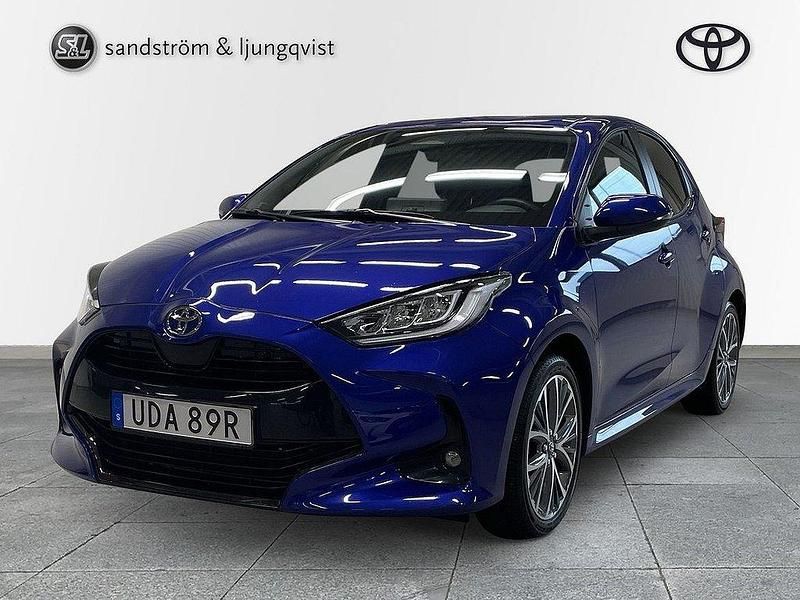 Mörkblå Begagnad 2024 Toyota Yaris Hybrid Style Halvkombi | 284 000 kr (Lite dyr) - Bild 1/4
