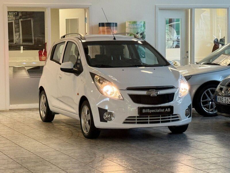 Vit Begagnad 2010 Chevrolet Spark Halvkombi | 34 999 kr (Dyr) - Bild 1/4