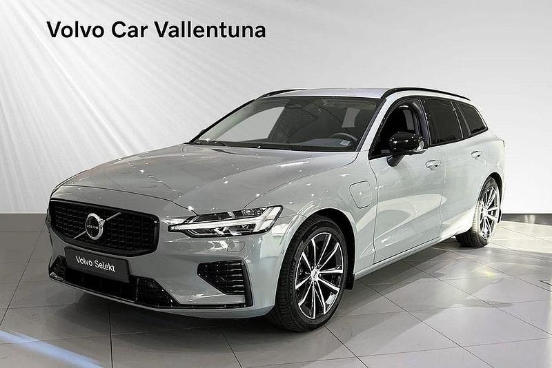 Grå Begagnad 2025 Volvo V60 Plus Kombi | 494 900 kr (Marknadspris) - Bild 1/3