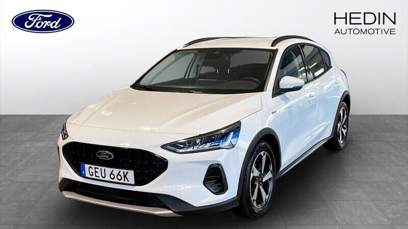 Vit (white) Begagnad 2024 Ford Focus Active Halvkombi | 239 900 kr (Marknadspris) - Bild 1/4