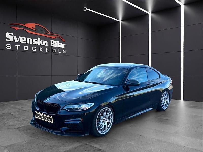 Svart (black sapphire metallic) Begagnad 2015 BMW M235 M Performance Sportkupé | 329 900 kr (Marknadspris) - Bild 1/4