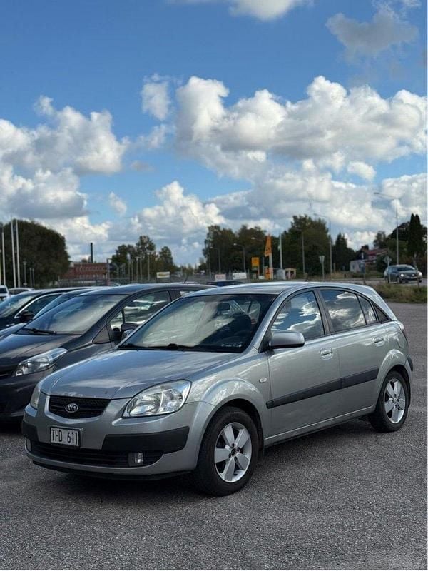 Silver Begagnad 2007 Kia Rio 4 Halvkombi | 13 000 kr (Bra pris) - Bild 1/3