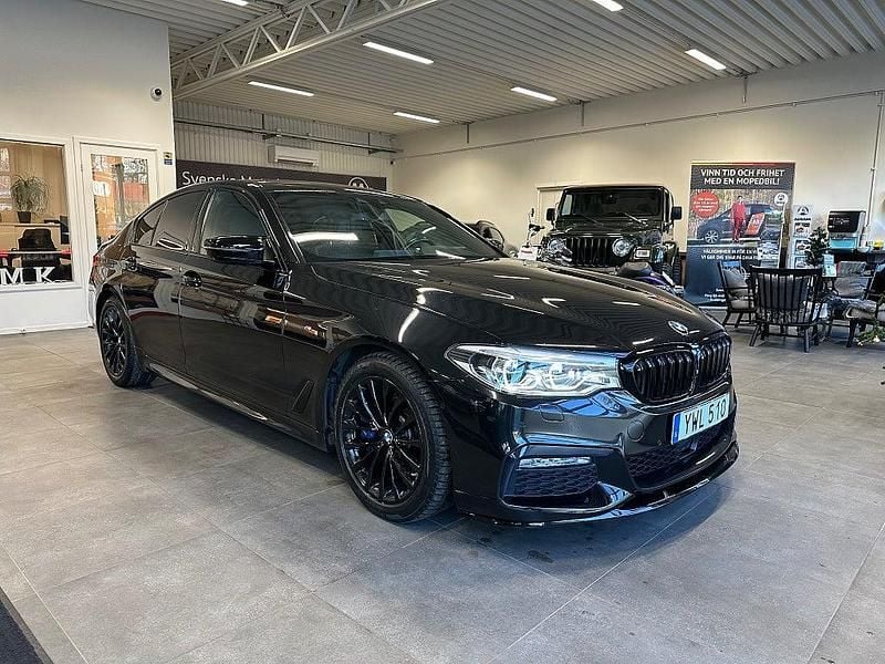 Svart Begagnad 2017 BMW 540 M Sport Sedan | 424 900 kr (Marknadspris) - Bild 1/4