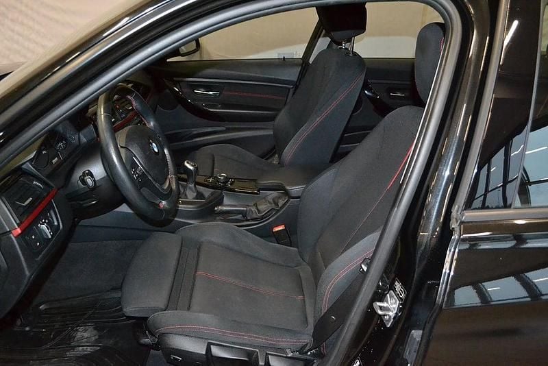 Begagnad BMW 320 Sport Line 184 HK (135 kW) 2013 Svart Kombi