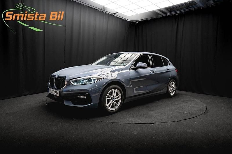 Mörkgrå Begagnad 2019 BMW 118 Shadowline Halvkombi | 219 900 kr (Marknadspris) - Bild 1/3