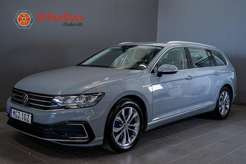 Vit Begagnad 2019 VW Passat GTE Kombi | 279 900 kr - Bild 1/4