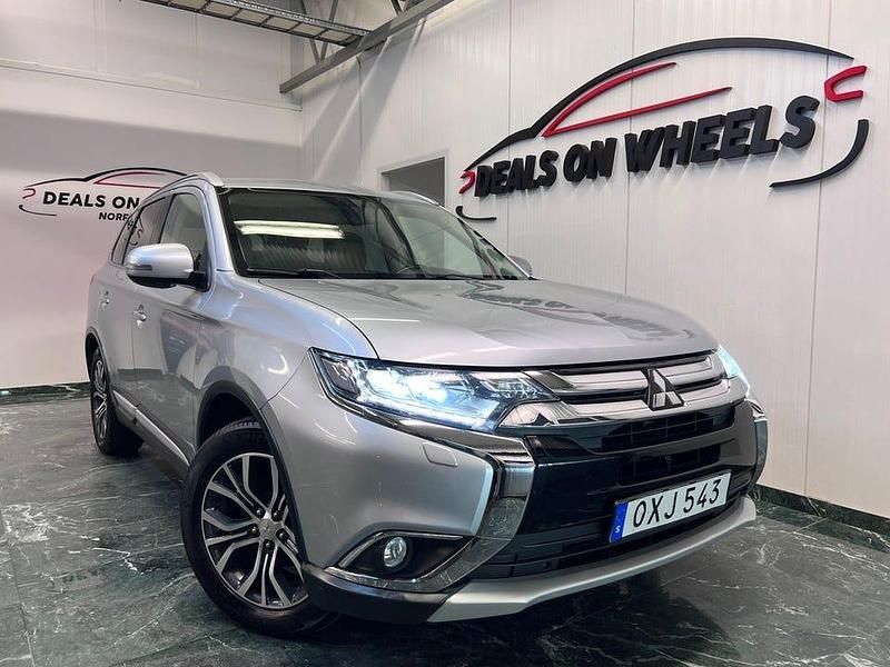 Silver Begagnad 2015 Mitsubishi Outlander SUV | 149 900 kr (Marknadspris) - Bild 1/4
