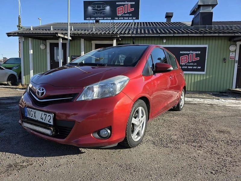 Begagnad Toyota Yaris Active 90 HK (66 kW) 2013 Röd Halvkombi