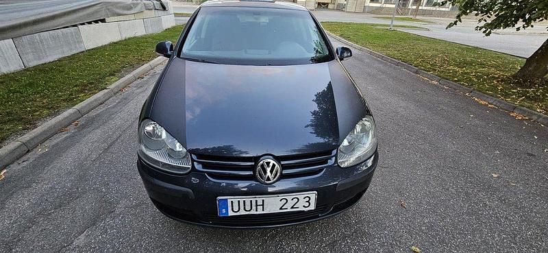 Grå Begagnad 2004 VW Golf IV Comfortline Halvkombi | 30 000 kr (Marknadspris) - Bild 1/4