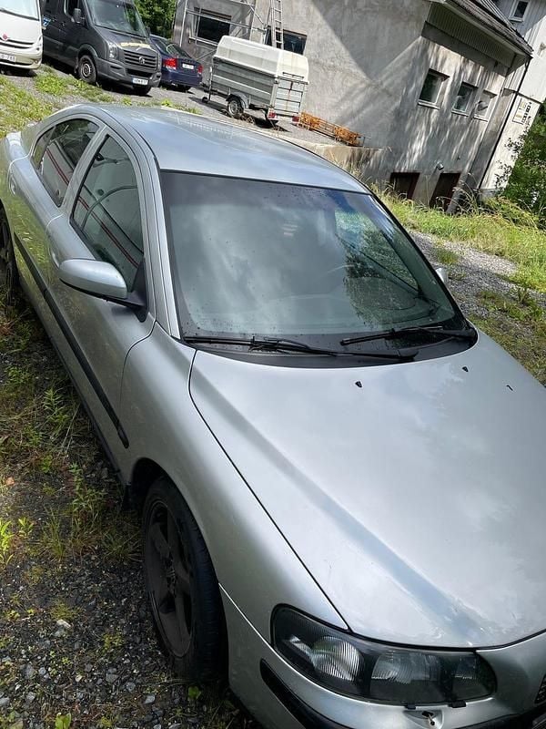 Silvergrå Begagnad 2004 Volvo S60 Sedan | 18 500 kr (Bra pris) - Bild 1/4