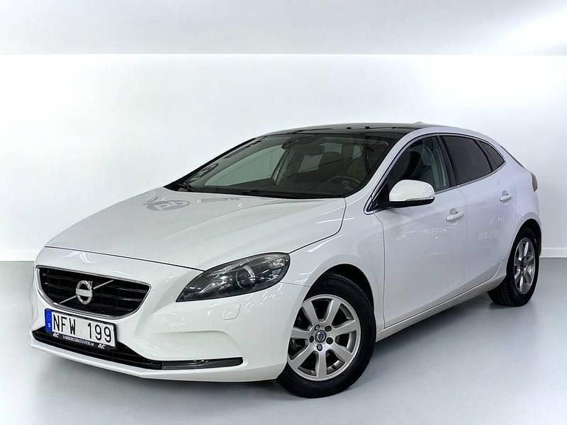 Vit Begagnad 2013 Volvo V40 Momentum Halvkombi | 79 900 kr (Marknadspris) - Bild 1/4