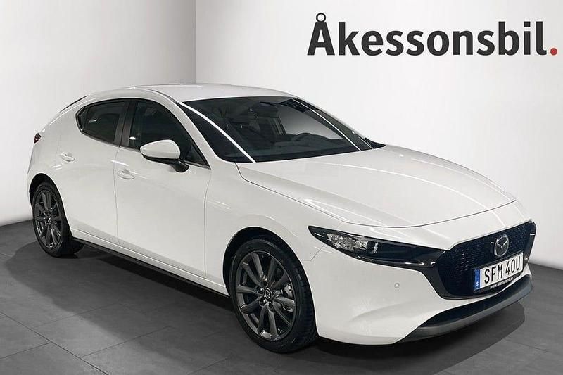 Vit Begagnad 2023 Mazda 3 Sky Halvkombi | 249 000 kr (Marknadspris) - Bild 1/4