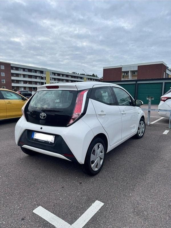Vit Begagnad 2018 Toyota Aygo X-play Halvkombi | 69 000 kr (Bra pris) - Bild 1/4