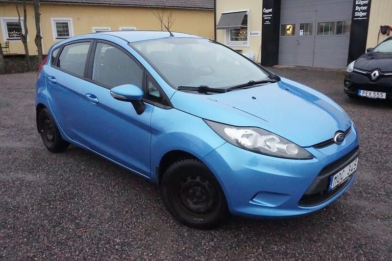 Blå Begagnad 2012 Ford Fiesta Halvkombi | 49 900 kr (Marknadspris) - Bild 1/4