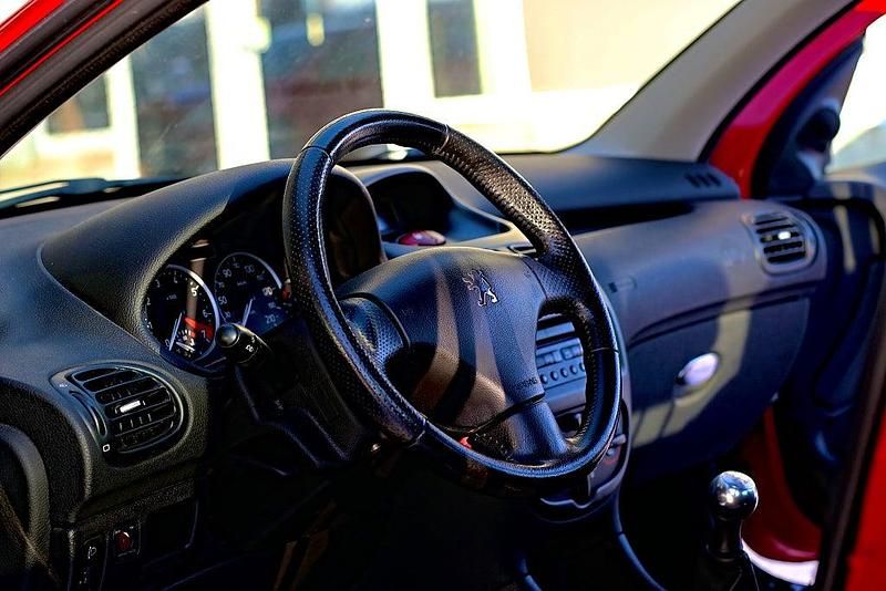 Begagnad Peugeot 206 Sport 109 HK (80 kW) 2005 Röd Halvkombi