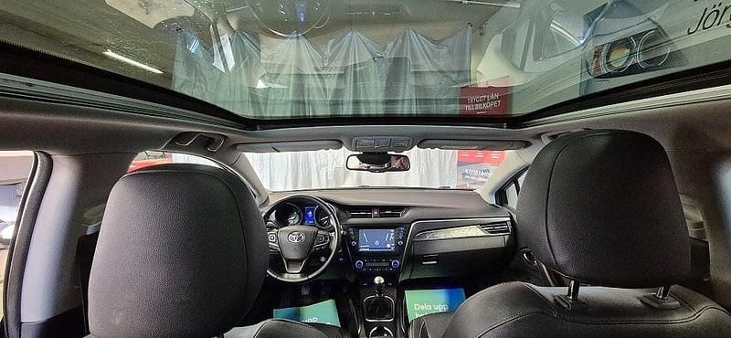 Begagnad Toyota Avensis Executive 143 HK (105 kW) 2015 Metallic Kombi