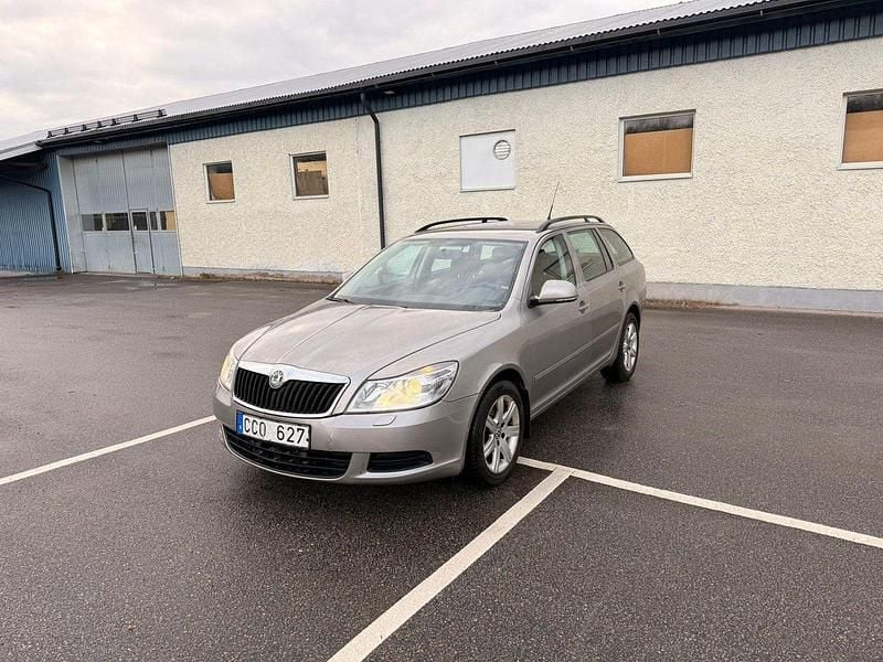 Brun Begagnad 2011 Skoda Octavia Kombi | 32 000 kr (Marknadspris) - Bild 1/4