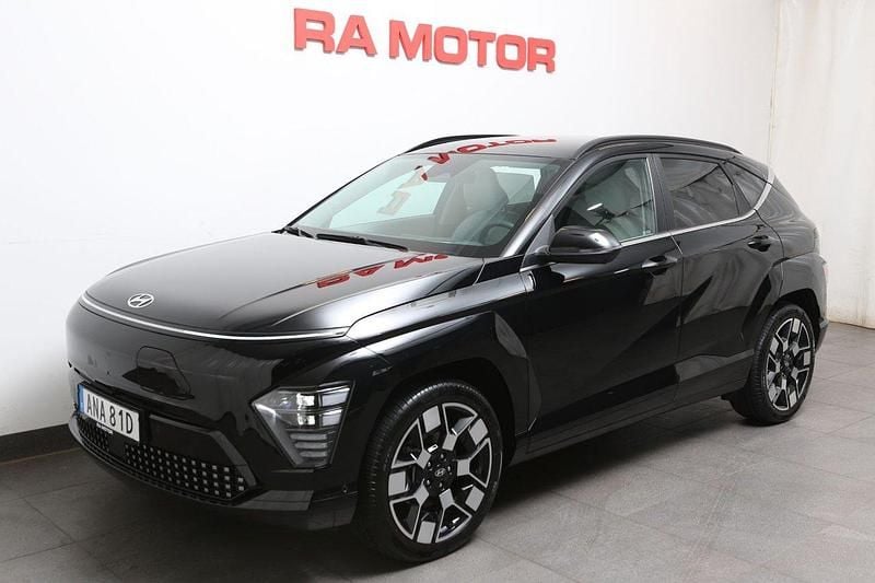 Svart Begagnad 2023 Hyundai Kona Advanced SUV | 389 900 kr (Dyr) - Bild 1/4