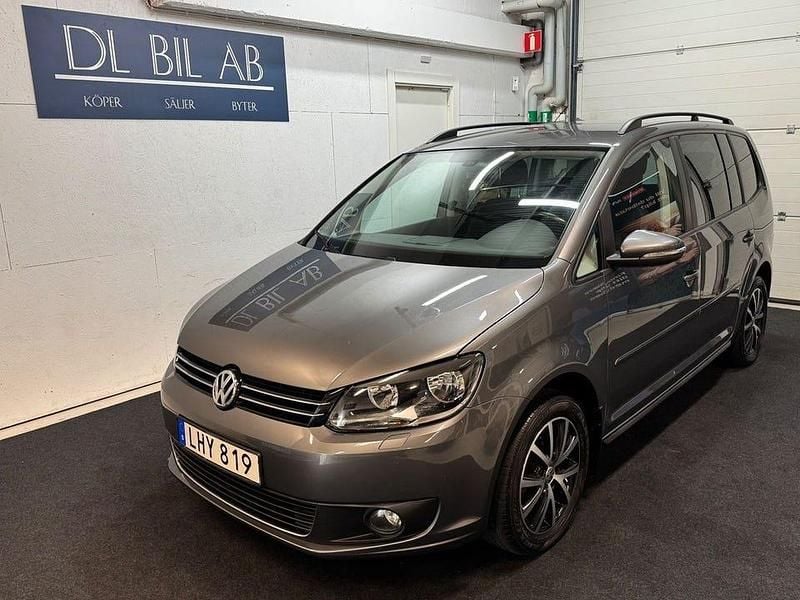 Mörkgrå (grå) Begagnad 2015 VW Touran Minibuss | 99 900 kr (Superpris) - Bild 1/4