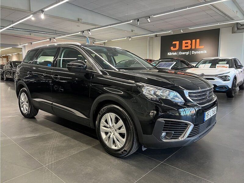 Svart perla nera Begagnad 2017 Peugeot 5008 Active+ Minibuss | 184 900 kr (Marknadspris) - Bild 1/4