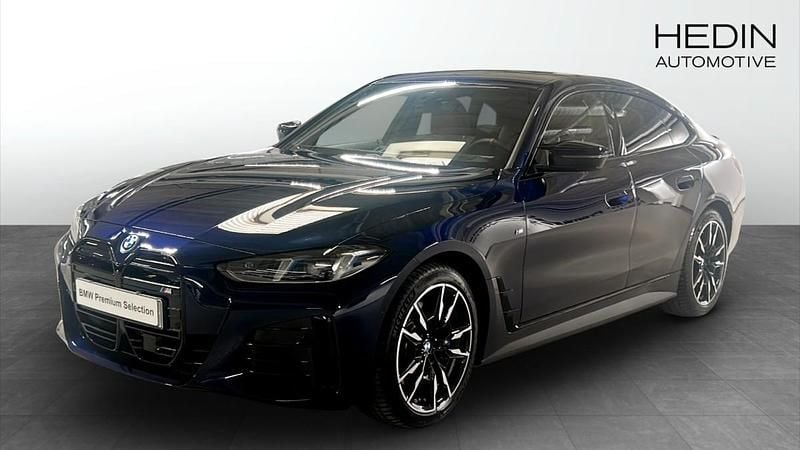 Blå (blue) Begagnad 2025 BMW i4 Comfort Edition Sedan | 668 700 kr (Marknadspris) - Bild 1/4