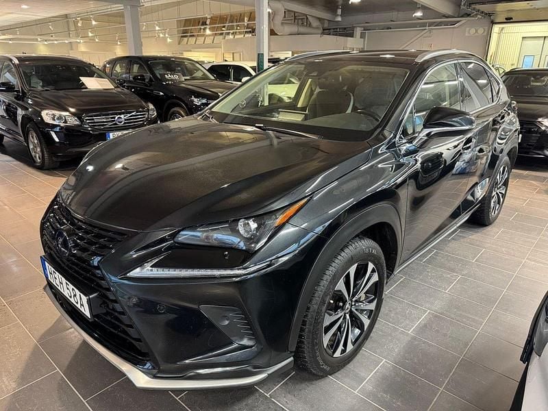 Svart Begagnad 2021 Lexus NX300h SUV | 339 000 kr (Marknadspris) - Bild 1/4