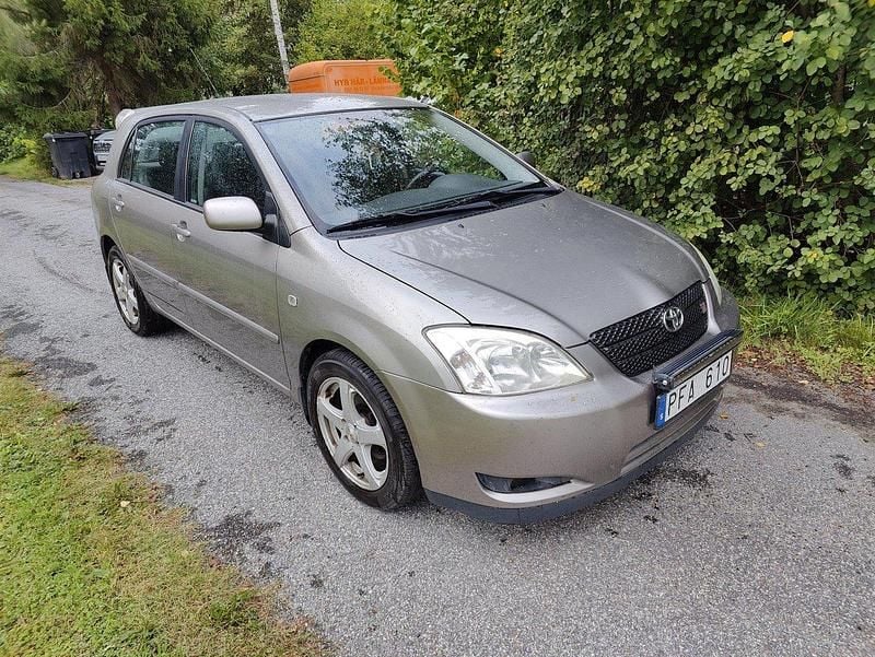 Grå Begagnad 2003 Toyota Corolla Sport Halvkombi | 39 000 kr (Marknadspris) - Bild 1/4