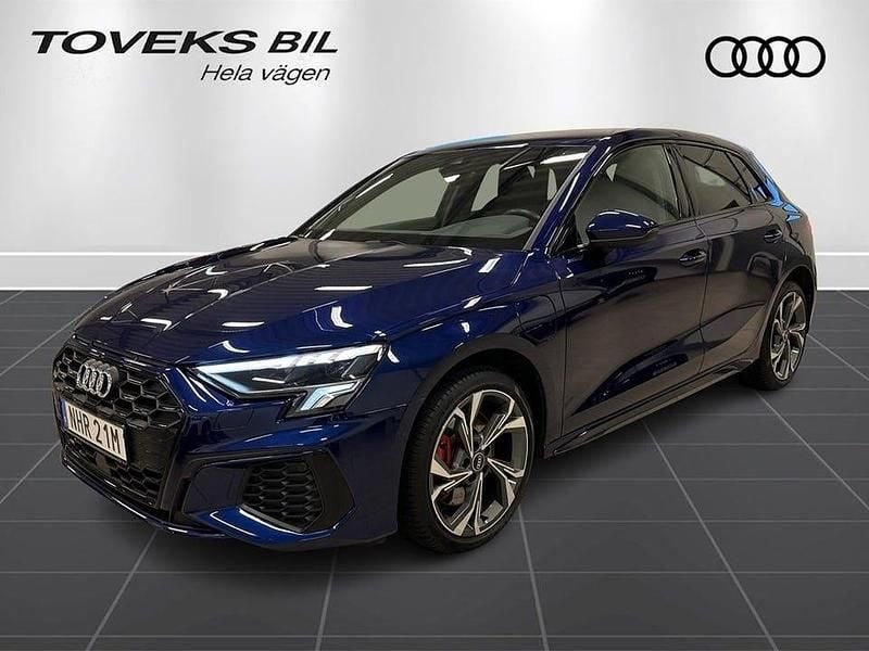 Navarrablå metallic Begagnad 2021 Audi A3 S-Line Sedan | 315 000 kr - Bild 1/4