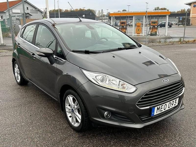Metallic Begagnad 2016 Ford Fiesta Halvkombi | 85 000 kr (Marknadspris) - Bild 1/4
